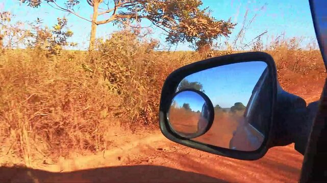Dirigindo em estrada rural na cidade de S&atilde;o Jo&atilde;o D&rsquo;Alian&ccedil;a, regi&atilde;o da chapada dos Veadeiros, Estado de Goi&aacute;s, Brasil