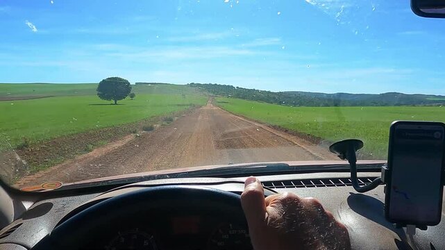 Dirigindo em estrada rural na cidade de S&atilde;o Jo&atilde;o D&rsquo;Alian&ccedil;a, regi&atilde;o da chapada dos Veadeiros, Estado de Goi&aacute;s, Brasil