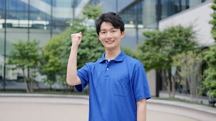 ガッツポーズをする男性介護士