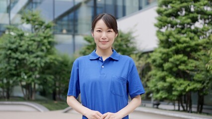 笑顔で立つ女性介護士
