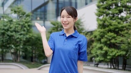  案内をする女性介護士