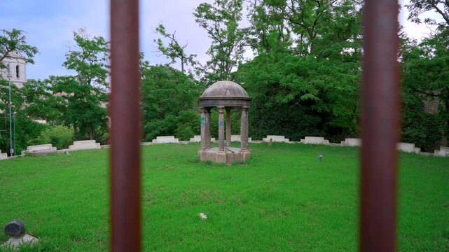 Peque&ntilde;a estructura medieval escondida en la ciudad con movimiento de c&aacute;mara y una reja desenfocada en el primer plano. Desde Gerona, Catalu&ntilde;a, Espa&ntilde;a, Europa.