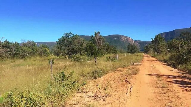 Dirigindo em estrada rural na cidade de S&atilde;o Jo&atilde;o D&rsquo;Alian&ccedil;a, regi&atilde;o da chapada dos Veadeiros, Estado de Goi&aacute;s, Brasil