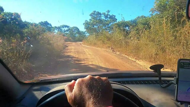 Dirigindo em estrada rural na cidade de S&atilde;o Jo&atilde;o D&rsquo;Alian&ccedil;a, regi&atilde;o da chapada dos Veadeiros, Estado de Goi&aacute;s, Brasil