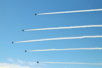 航空自衛隊のブルーインパルスの編隊飛行、