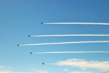 航空自衛隊のブルーインパルスの編隊飛行、