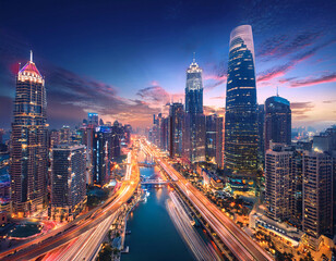 Fototapeta premium A bustling cityscape at twilight, with towering skyscrapers and illuminated streets