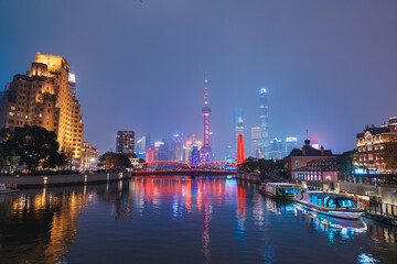 Obraz premium Cityscape view of Shanghai city at night. Skyscraper of Lujiazui in Pudong, view from The Bund of Shanghai, China. landmark and popular for tourism attractions. Travel and Vacation concept