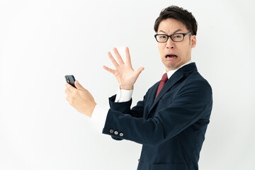 スマホを見て驚く男性