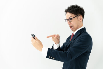 スマホを見るビジネスマン