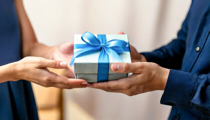 プレゼントを渡す男性と受け取る女性の手元のアップ、ホワイトデー・誕生日