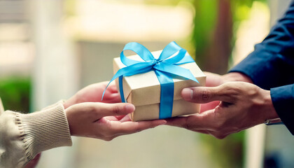 プレゼントを渡す男性と受け取る女性の手元のアップ、ホワイトデー・誕生日