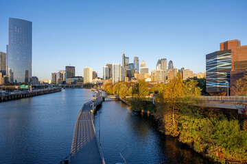 Naklejka premium The skyline of downtown Philadelphia with the Schuylkill river in the warm evening light