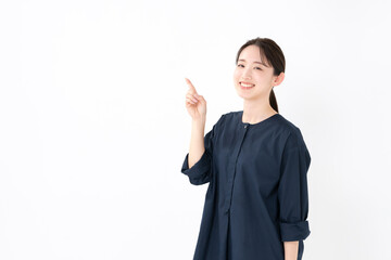 指差す女性