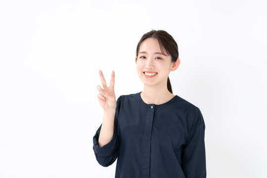 ピースする女性