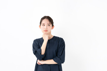 考える女性