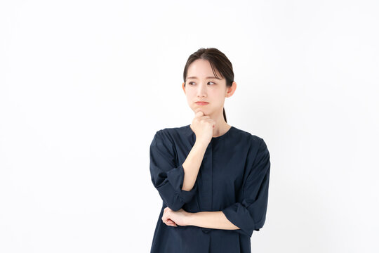 考える女性
