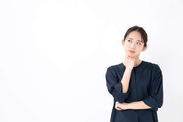 考える女性