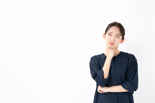 考える女性
