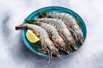 Raw big tiger ( king ) shrimps photography . Top view
