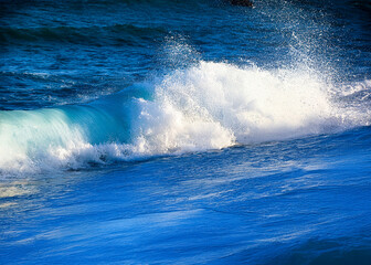 Fototapeta premium Illustration of a landscape of waves crashing against the shore at dusk.