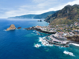 Obraz premium Natural swimming pool, volcanic rocks, Atlantic Ocean, Madeira coast, aerial photography