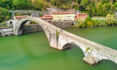 Fototapeta premium Stunning aerial shot of the Devil’s Bridge in Tuscany, a historic architectural wonder