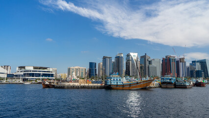 Obraz premium Buildings and traditional wooden boats on Dubai Creek, United Arab Emirates