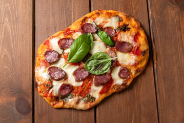 Pinsa romana con salsiccia e pecorino, cibo italiano 