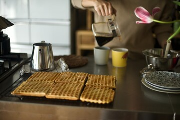 ドリップしたコーヒーをカップに移すところ