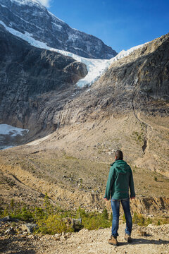 Canada, Jasper National Park, Hiker at Mount Edith Cavell and Angel Glacier