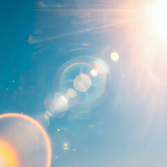 Obraz premium 眩い太陽を反射し 夏の青空に映り込むレンズフレアの光の効果、コピースペースあり