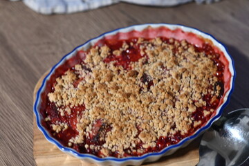 Close-up of a homemade fruit crumble with a golden, crispy streusel topping