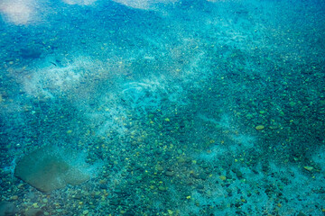 Reflets des Vaguelettes sur le Fond du Lac aux Eaux Turquoises