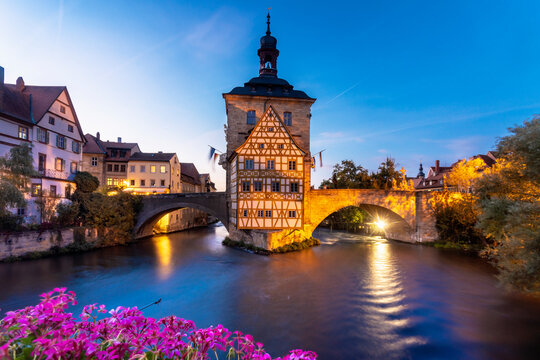 Germany, Bavaria, Bamberg, Old town hall, Obere Bruecke and Regnitz river at dusk