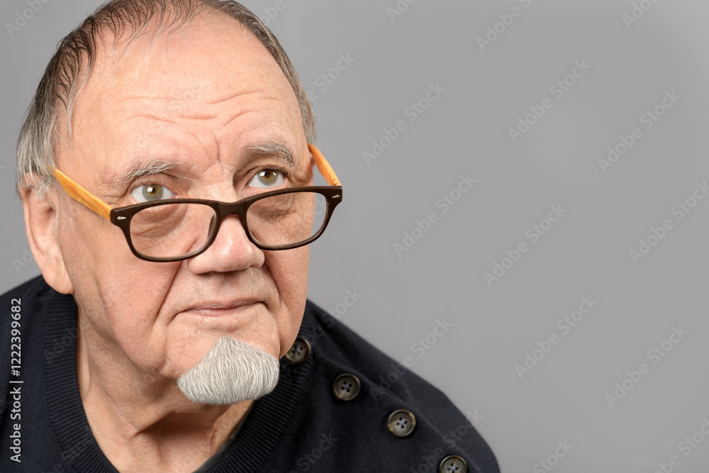 Poster portrait gros plan homme âgé sur fond gris