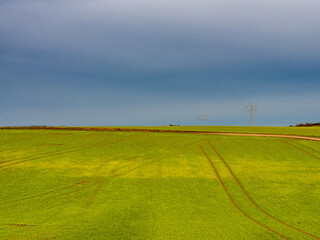 Fahrspuren im Feld