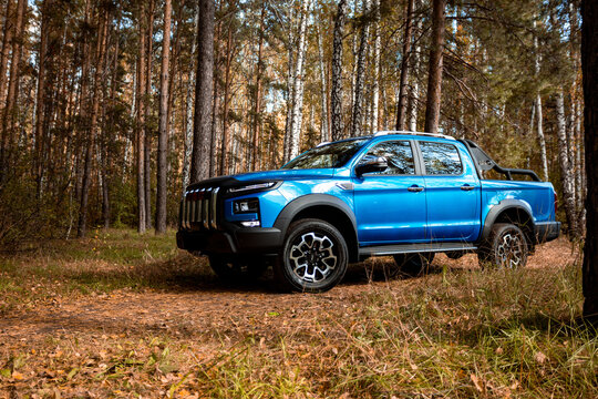 off road vehicle in desert JAC T9 pickup truck detail logo