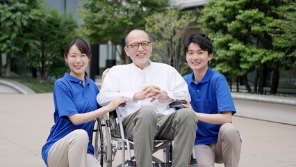 Fototapeta premium 笑顔の介護士と車椅子の高齢者