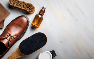 Obraz premium articulos de limpieza de calzado, marroquineria, zapatos, lociones, brochas, vista superior
