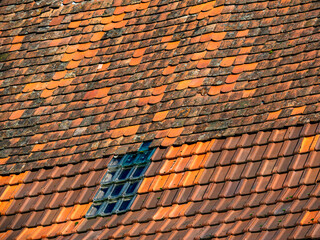 Schäden an einem alten Dach