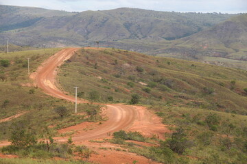 estrada entre lavrados e montanhas de uiramutã, roraima, na terra indígena raposa serra do sol 