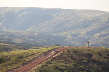 estrada entre lavrados e montanhas de uiramutã, roraima, na terra indígena raposa serra do sol 