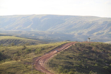 estrada entre montanhas e lavrados no extremo norte do Brasil em Uiramutã, Roraima