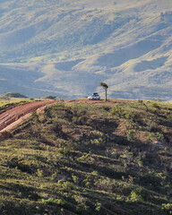 estrada entre montanhas e lavrados no extremo norte do Brasil em Uiramutã, Roraima