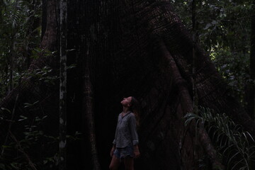 Obraz premium mulher ao lado de sumaúma no parque nacional do viruá, roraima