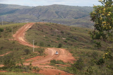 carro em estrada de terra entre montanhas e lavrados no município de uiramutã, roraima