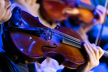 Un violon dans les main d'un musicien d'orchestre