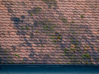 Schäden an einem alten Dach