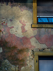 Schäden an der Hauswand eines Altbaus